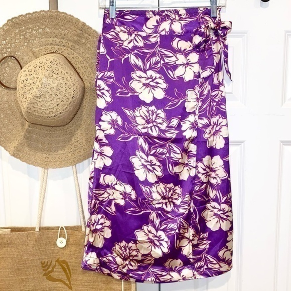 Satin Violet Hibiscus Floral Wrap Skirt in Purple & Pink NWT Size M